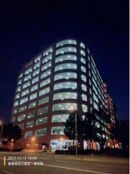 客戶香港倉庫的夜色大樓與包裝流水線順利完成調(diào)試后，我們的技術(shù)人員從深圳灣口岸返回。